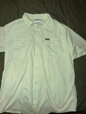 Columbia Short-Sleeve Button-Up Shirt in Pale Green